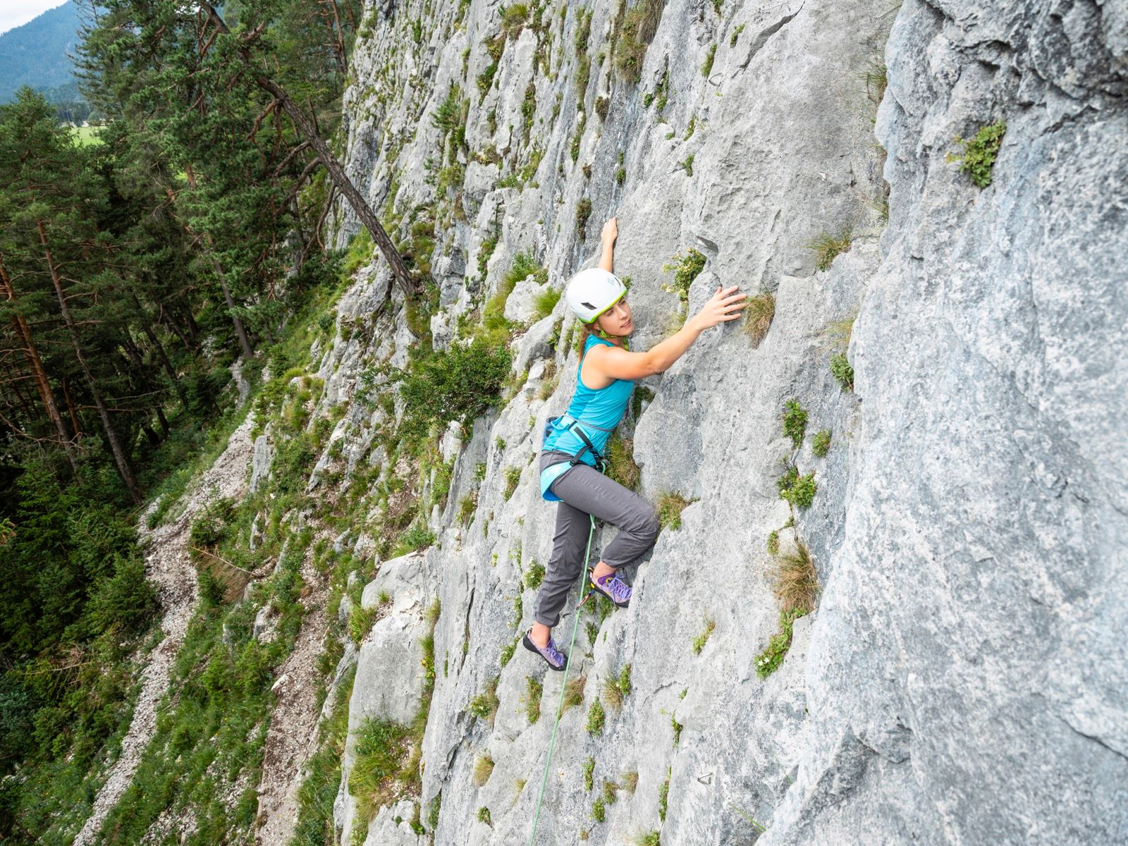 Kletterin an den plattigen Routen der Sonnenplatten Scharnitz
