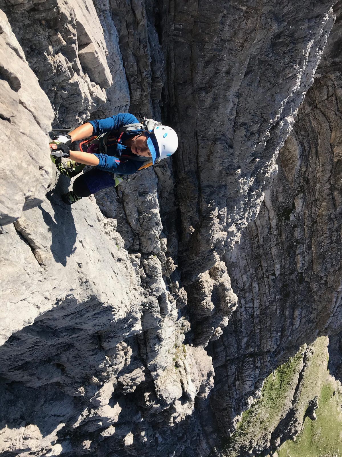 Klettersteiggeherin in einer steilen Passage