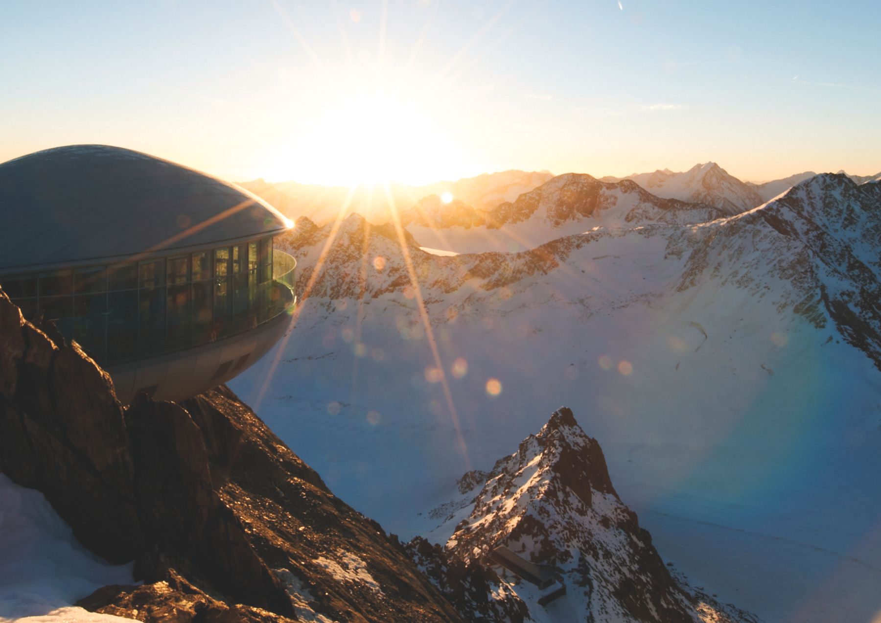 Das Café 3440 am Pitztaler Gletscher mit Blick auf die umliegenden Dreitausender