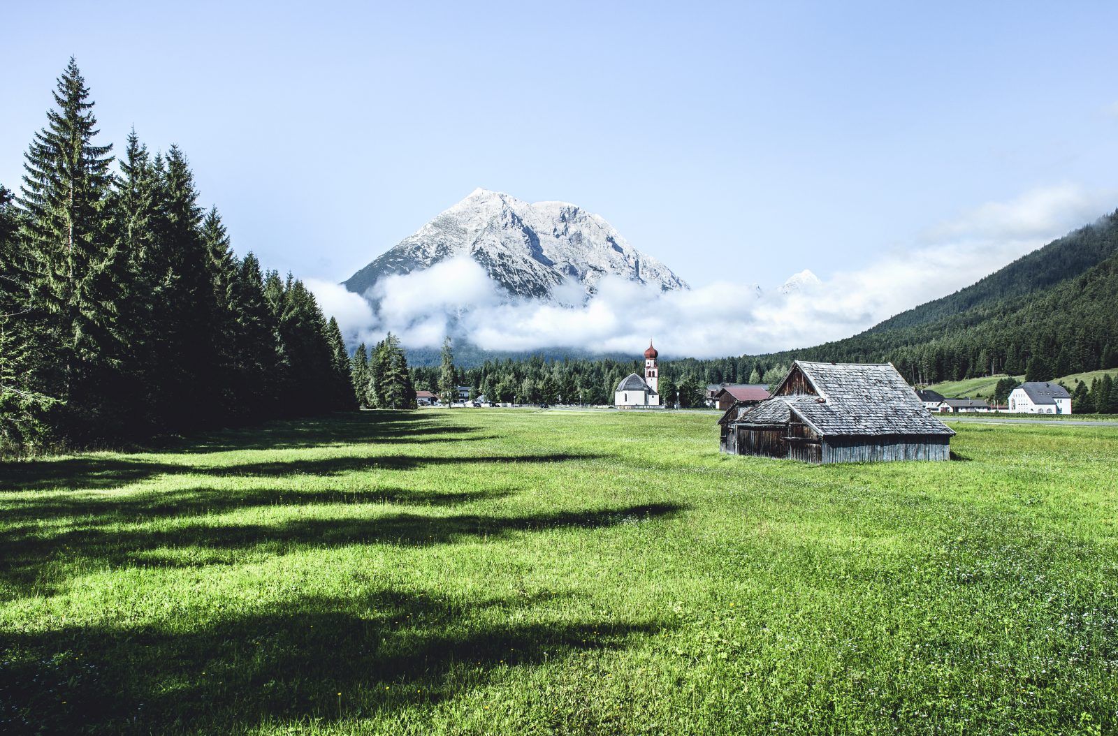 Familie beim Klettern in der Region Seefeld