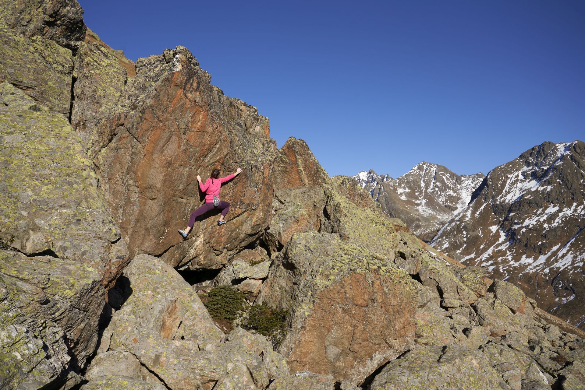 Eine Frau klettert auf einem Felsen.