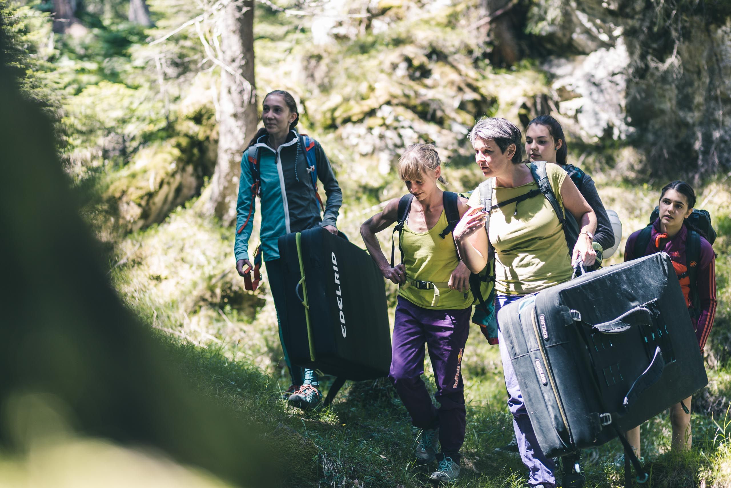 Klettergruppe auf dem Weg ins Bouldergebiet Reithle