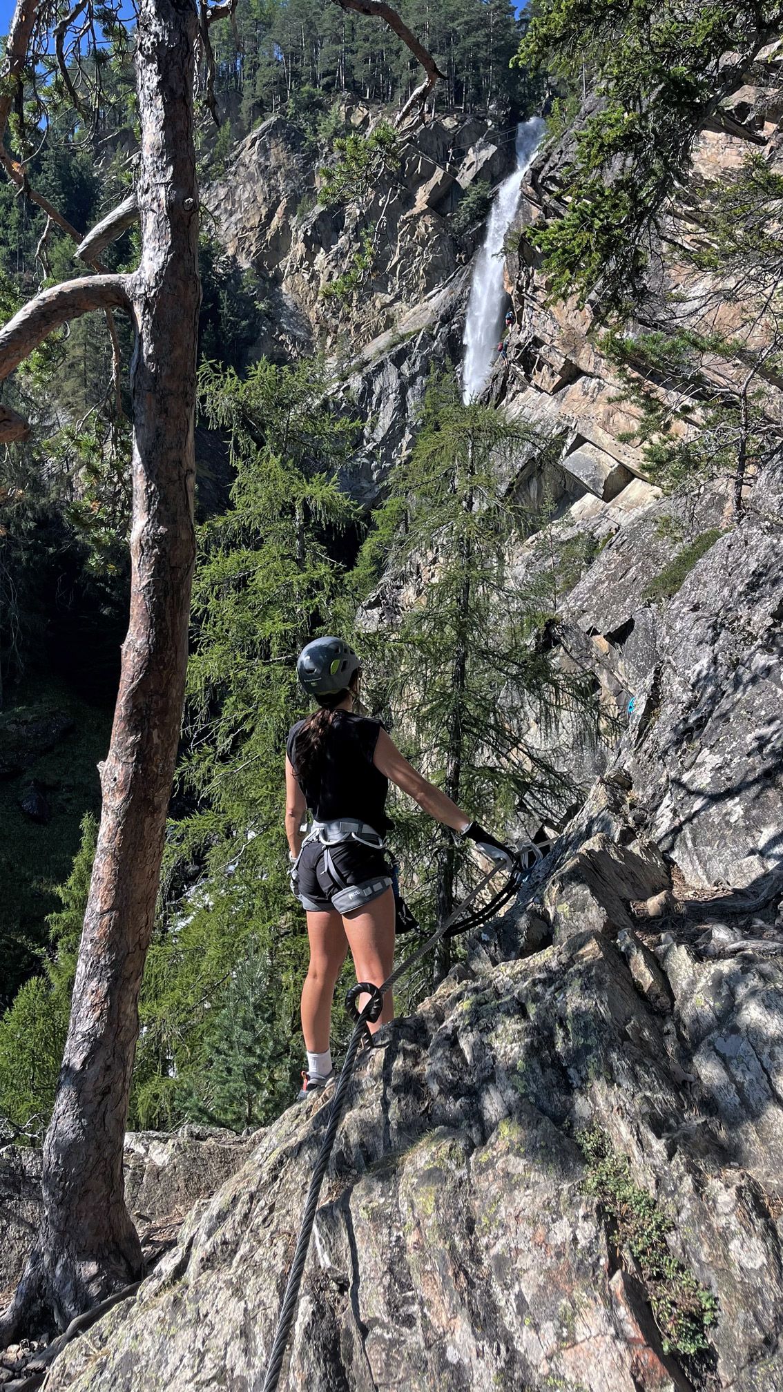 Klettersteiggeherin auf der Seilbrücke über dem Lehner Wasserfall