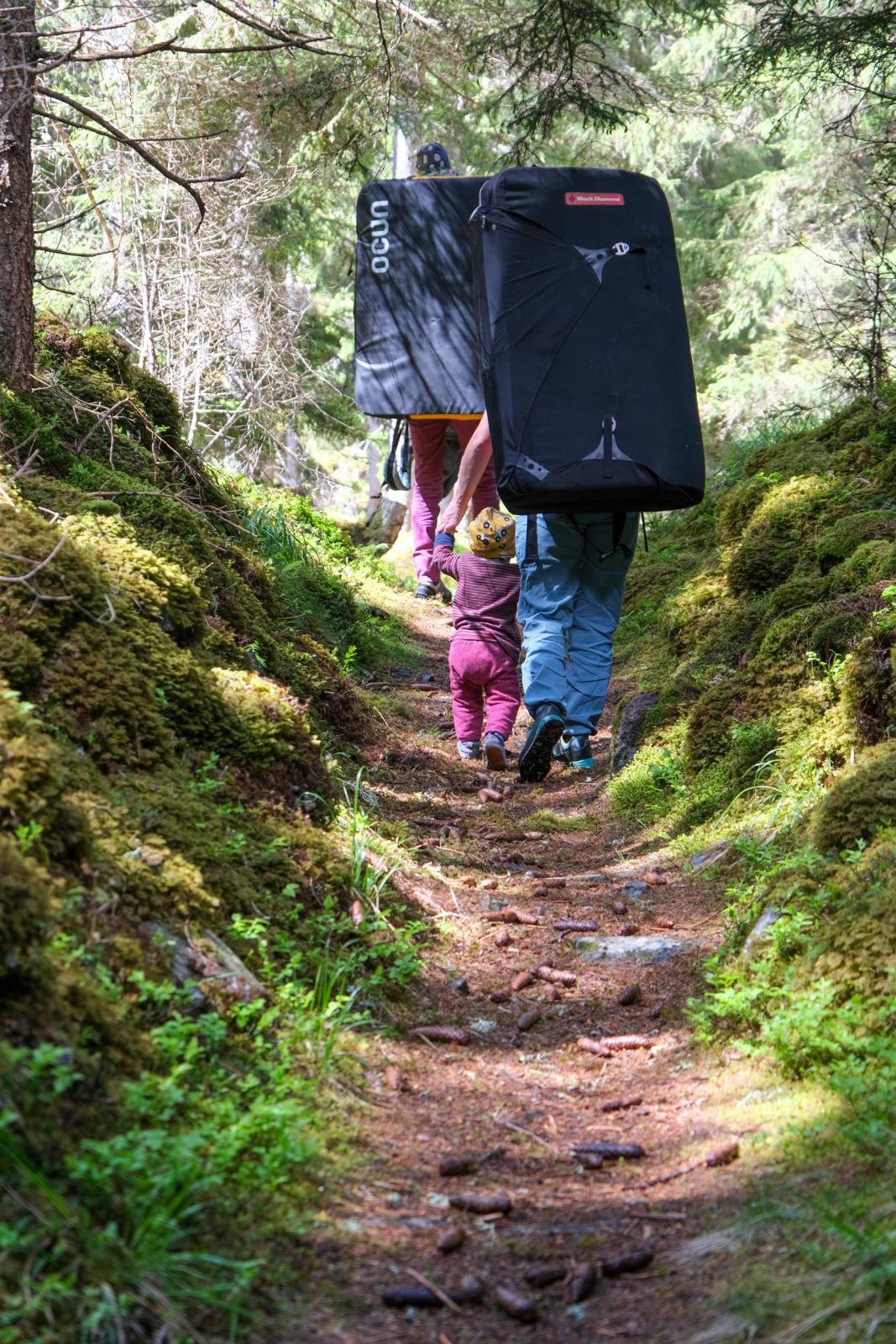 Familie auf dem Zustieg zum Bouldergebiet Mandlers Boden