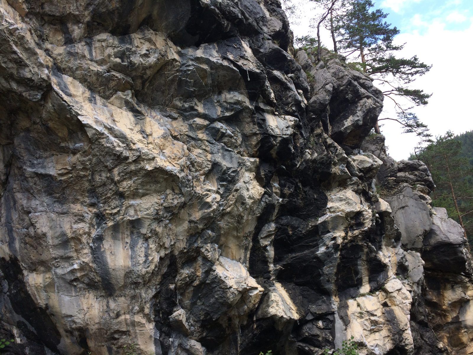 Überhängender Fels im Klettergebiet Hanger