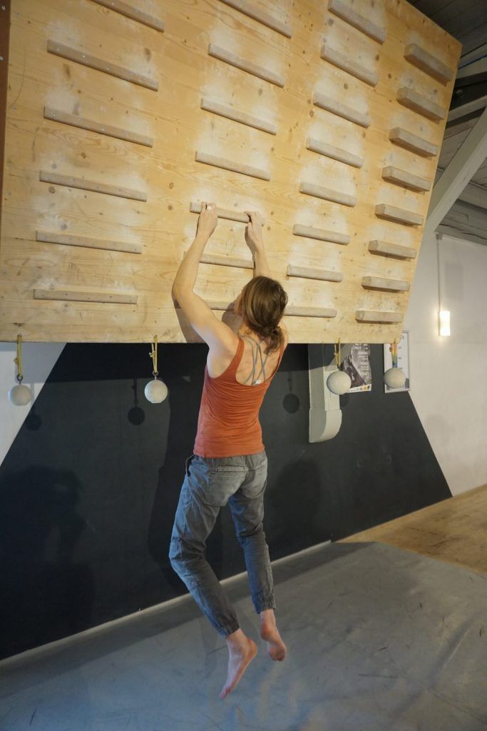 Detailaufnahme der korrekten Schulterhaltung beim Fingerboard-Training