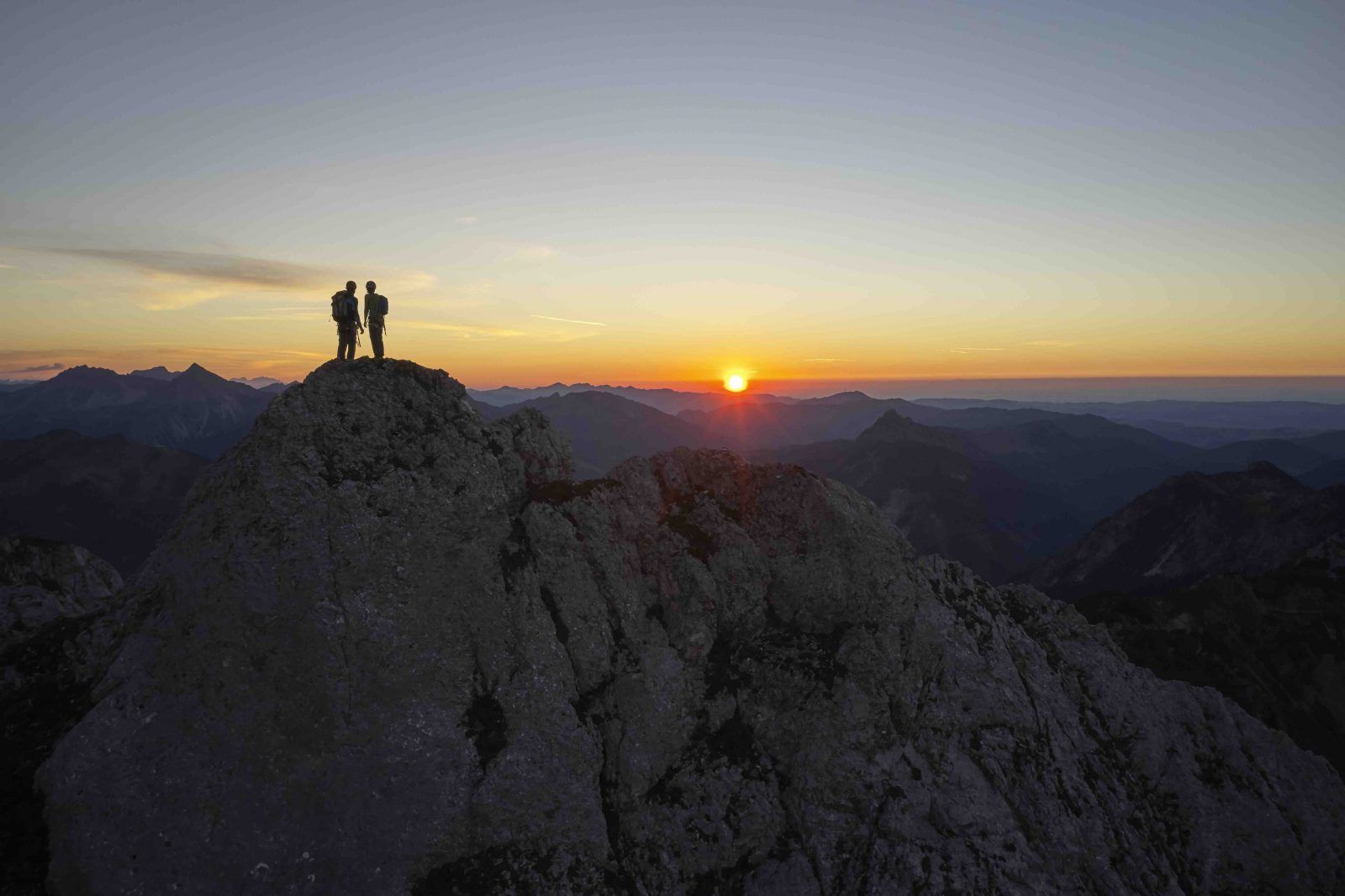 Kletternde im Abendlicht im Tannheimer Tal