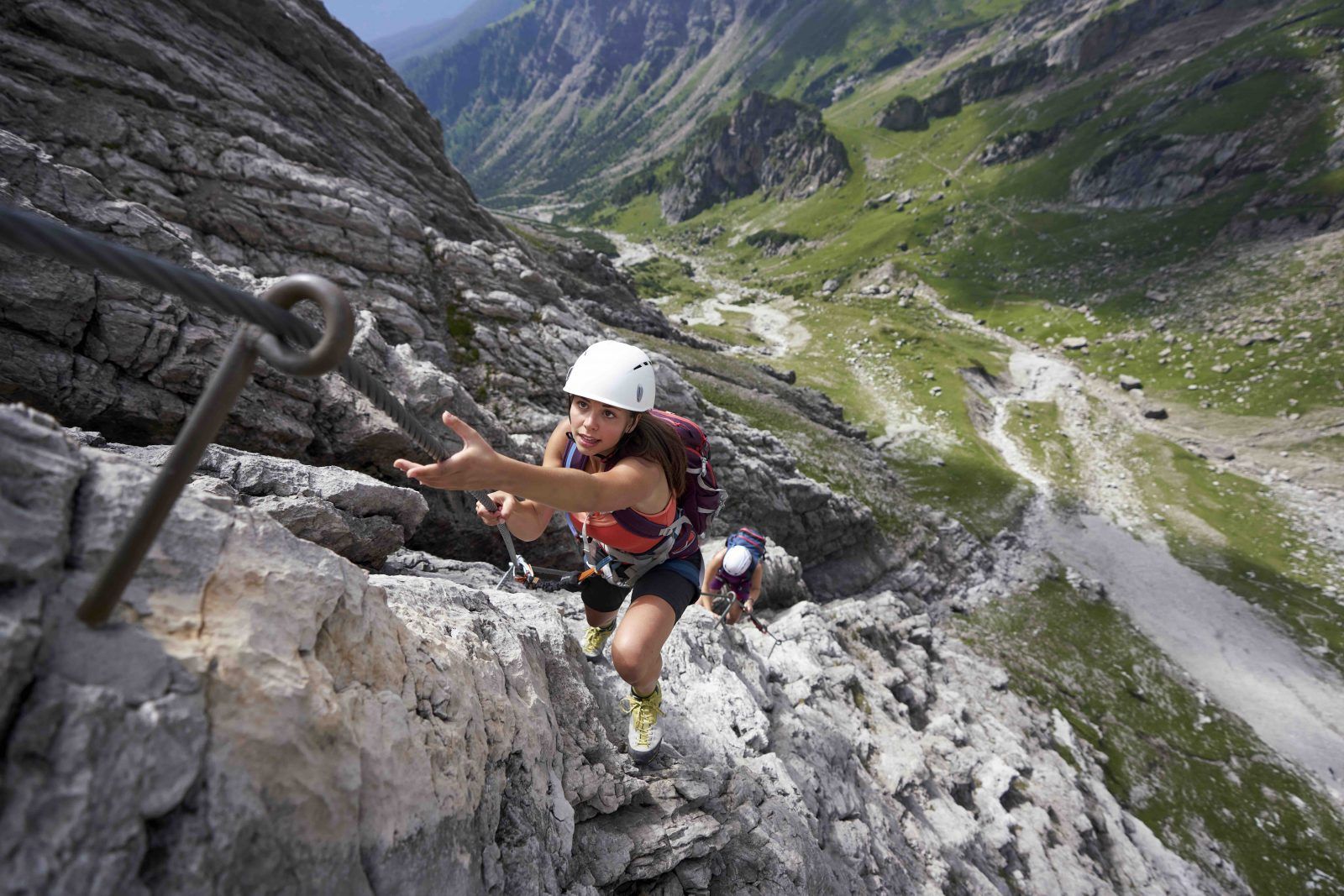Klettersteiggeher am ausgesetzten Gratrücken des Imster Klettersteigs