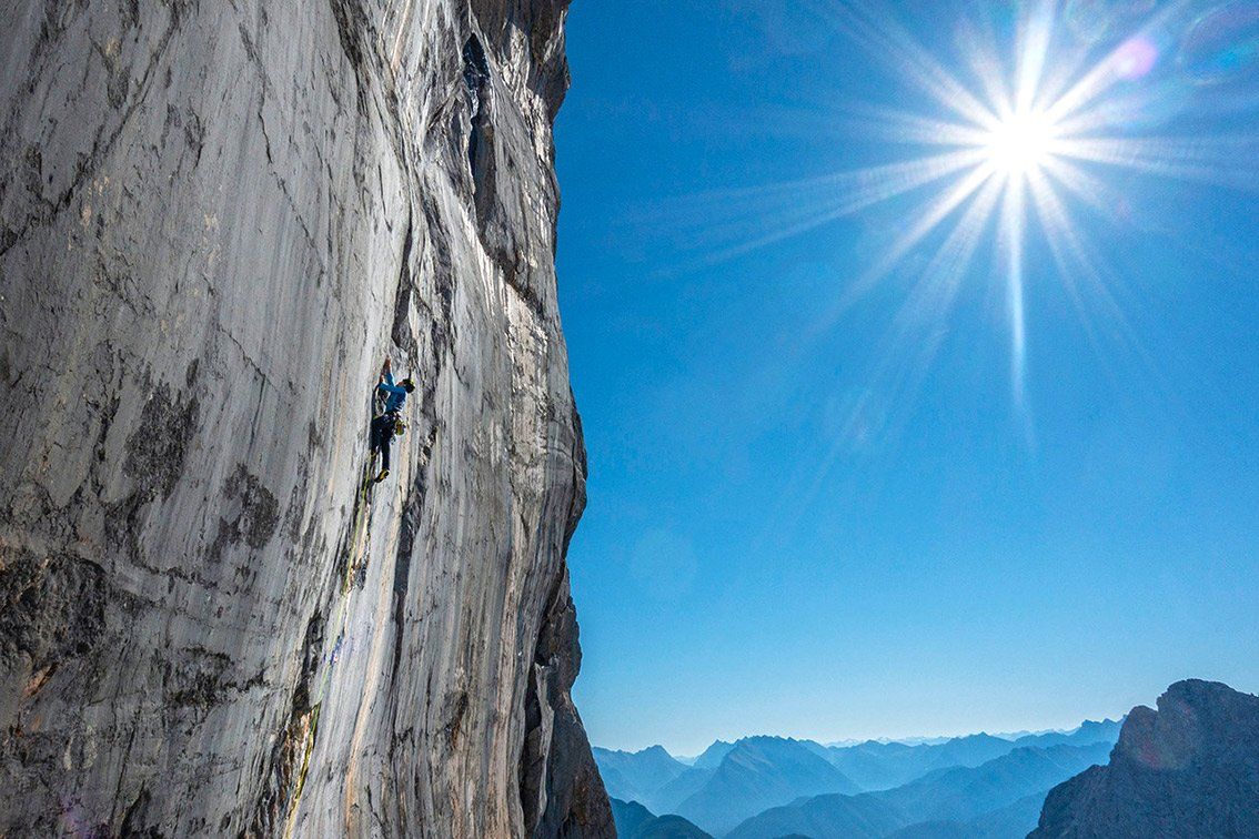 Climbers in the crack on the ‘Locker vom Hocker’ route in the Schüsselkar