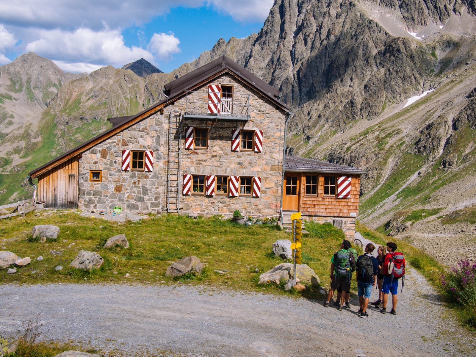 Die Darmstädter Hütte auf 2.384 Metern im Hochgebirgskessel über St. Anton