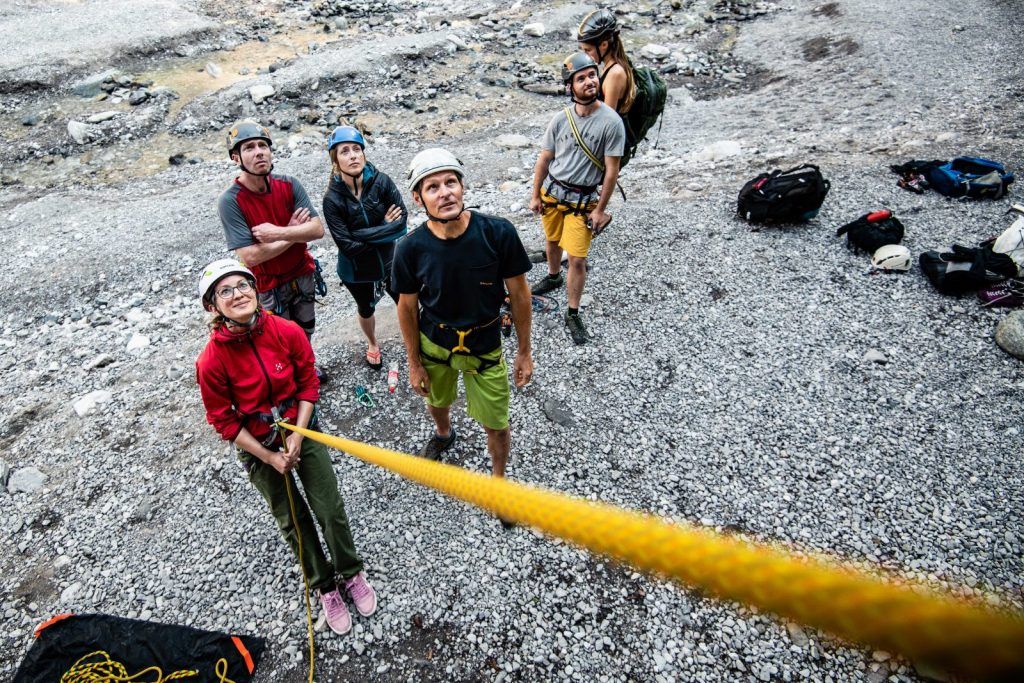 Kletterseil und Ausrüstung am Fels