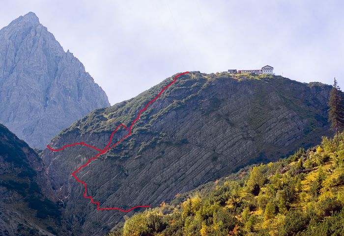 Felssockel der Hanauer Hütte mit eingezeichnetem Klettersteig