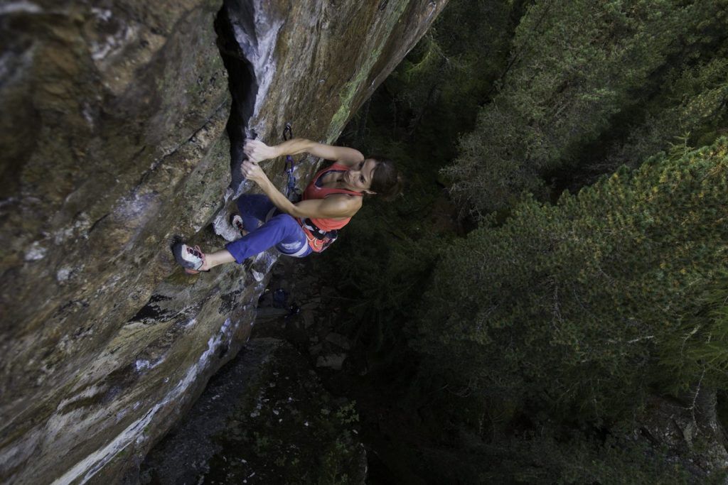 Kletterin in einer Mehrseillängenroute bei Niederthai