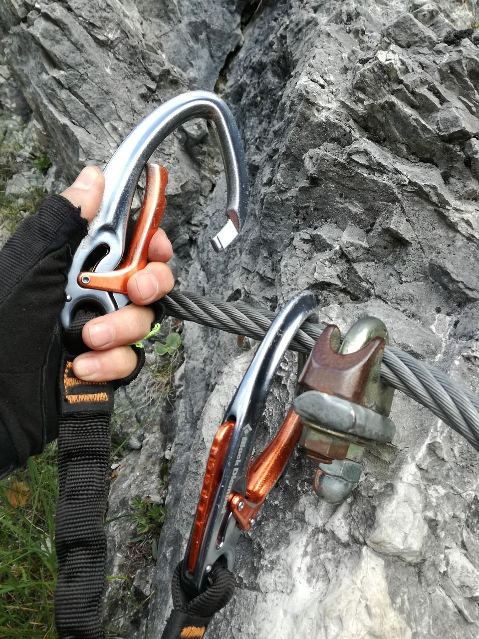 Carabiners are clipped onto the wire rope one after the other
