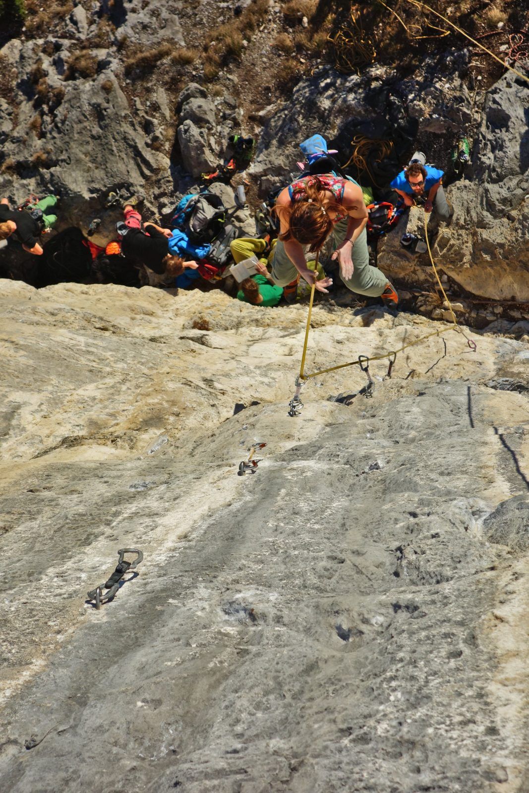 Kletterin im Sturz am Seil