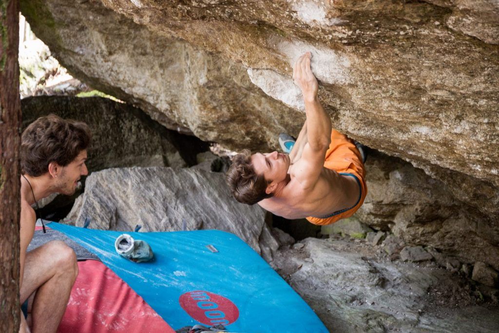 Kletterer Guntram Jörg beim Bouldern im Land of Giants im Ötztal