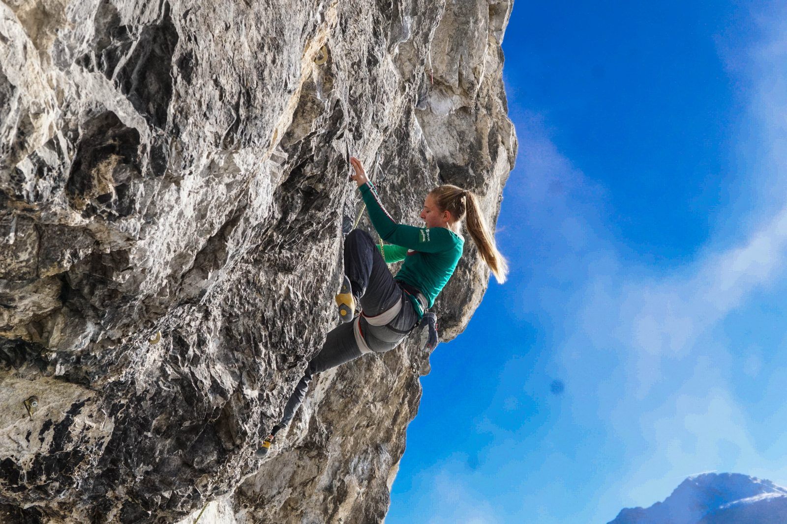 Kletterin in der Route Gothic in der Grotte an der Martinswand