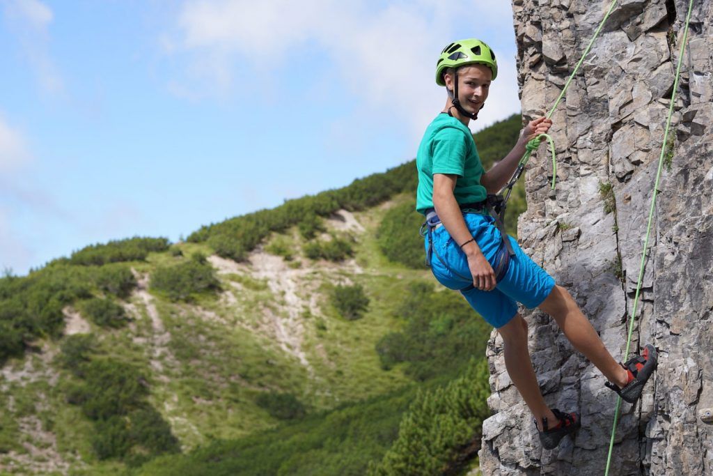 Kinder klettern im Klettergarten am Solsteinhaus