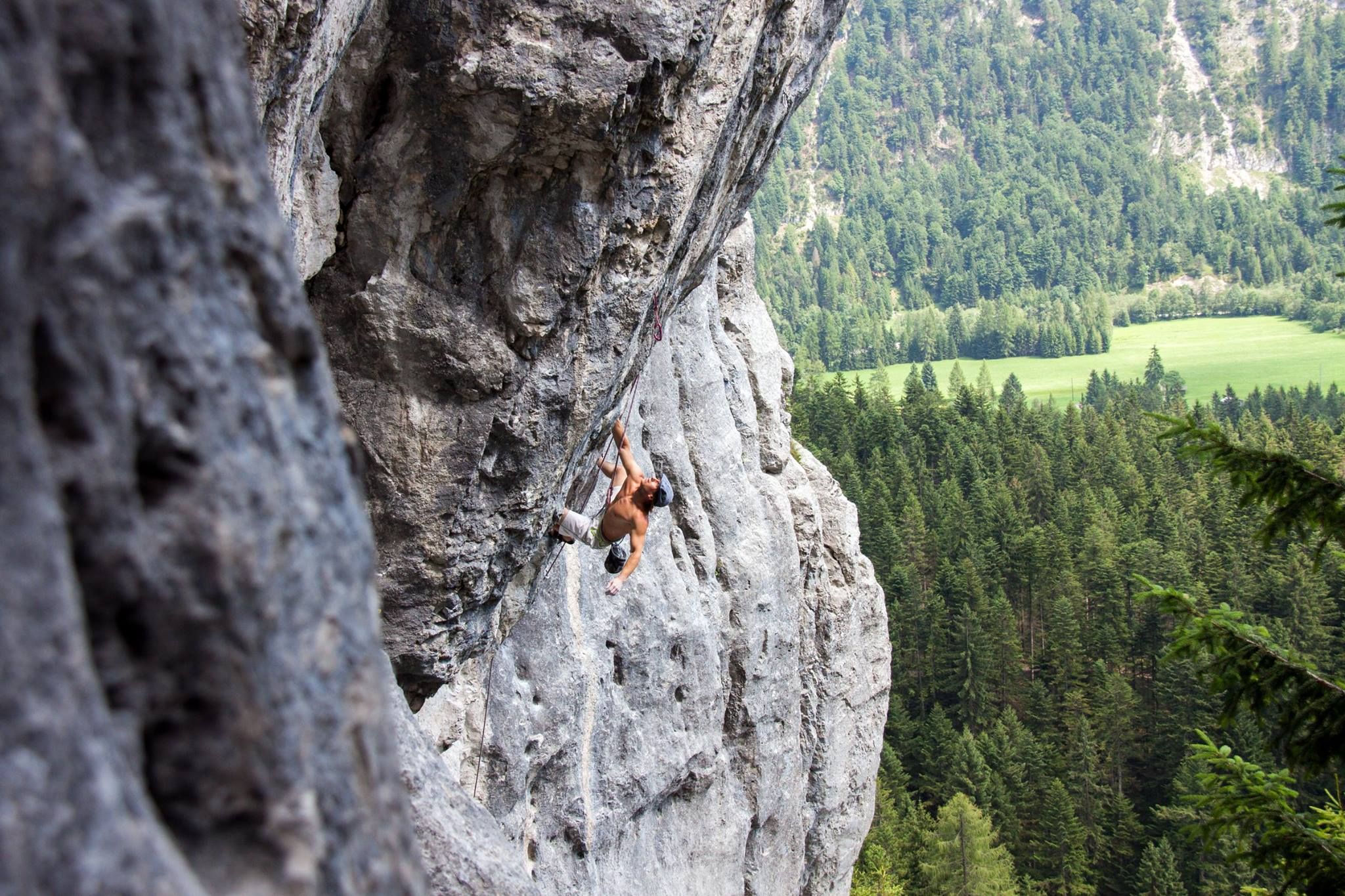 Kletterer in der Route Puls 2000 an der steilen Wand der Chinesischen Mauer über dem Wald