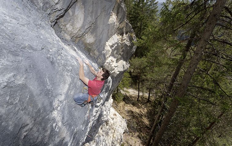 Kletterin in einer Route im Klettergebiet Telfs Hex