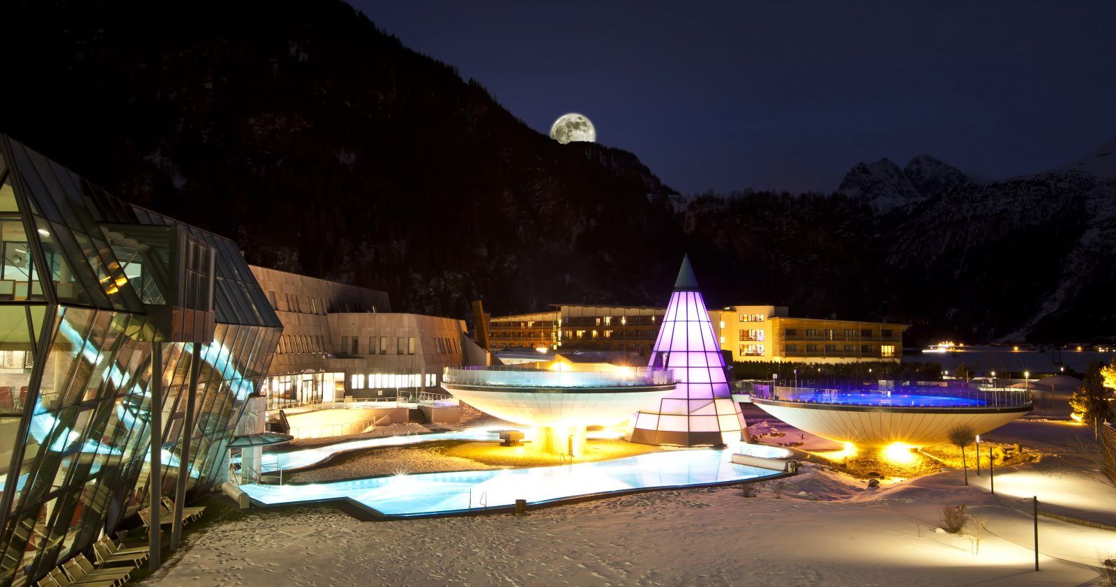 Thermenanlage Aqua Dome in Längenfeld am Abend