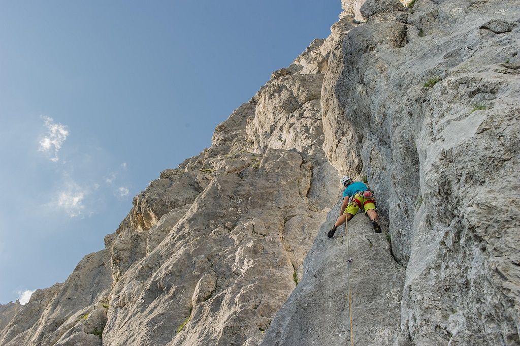Kletterer in einer steilen Kalkwand an der Karlsspitze im Wilden Kaiser