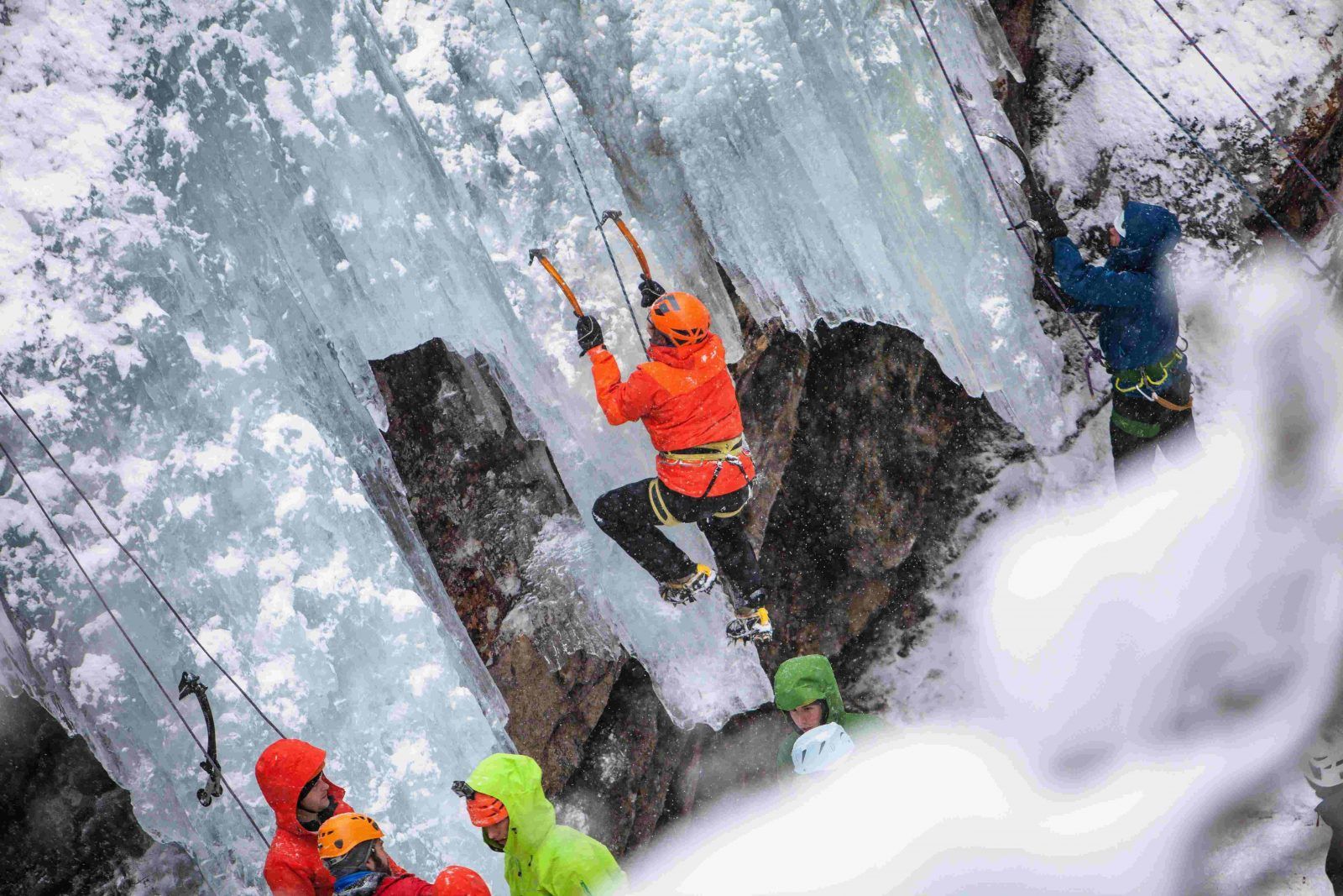 Eiskletterer an einem Eisfall im Pitztal
