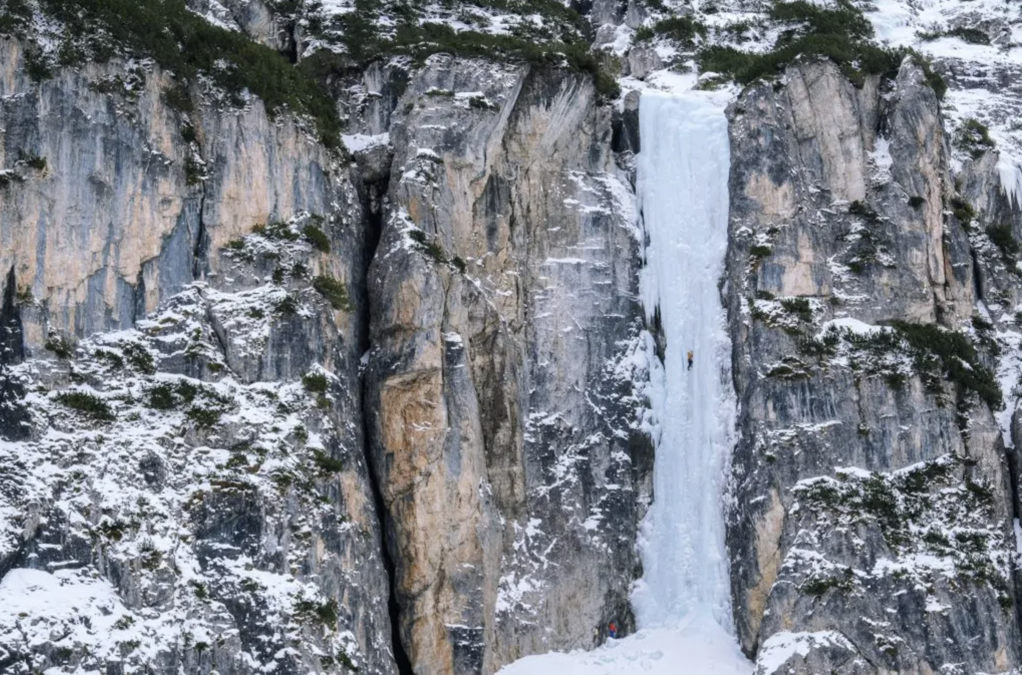 Eiswasserfall mit Eiskletterer