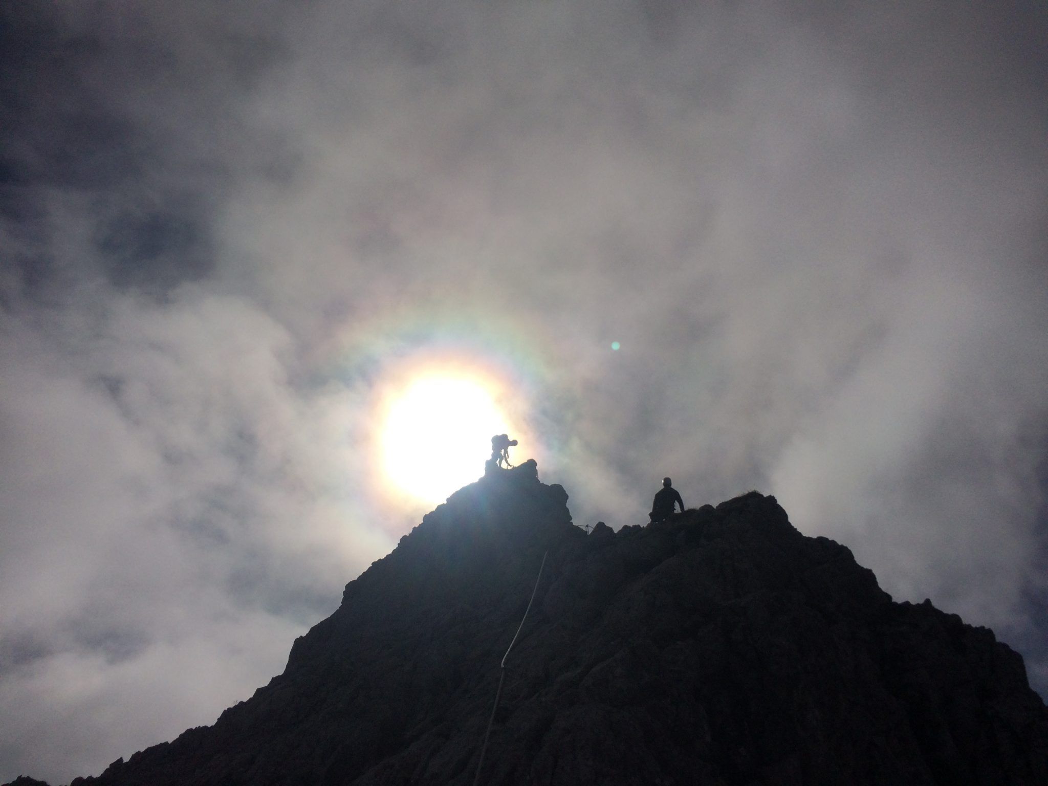 Silhouette einer Person am Grat des Innsbrucker Klettersteigs im Gegenlicht