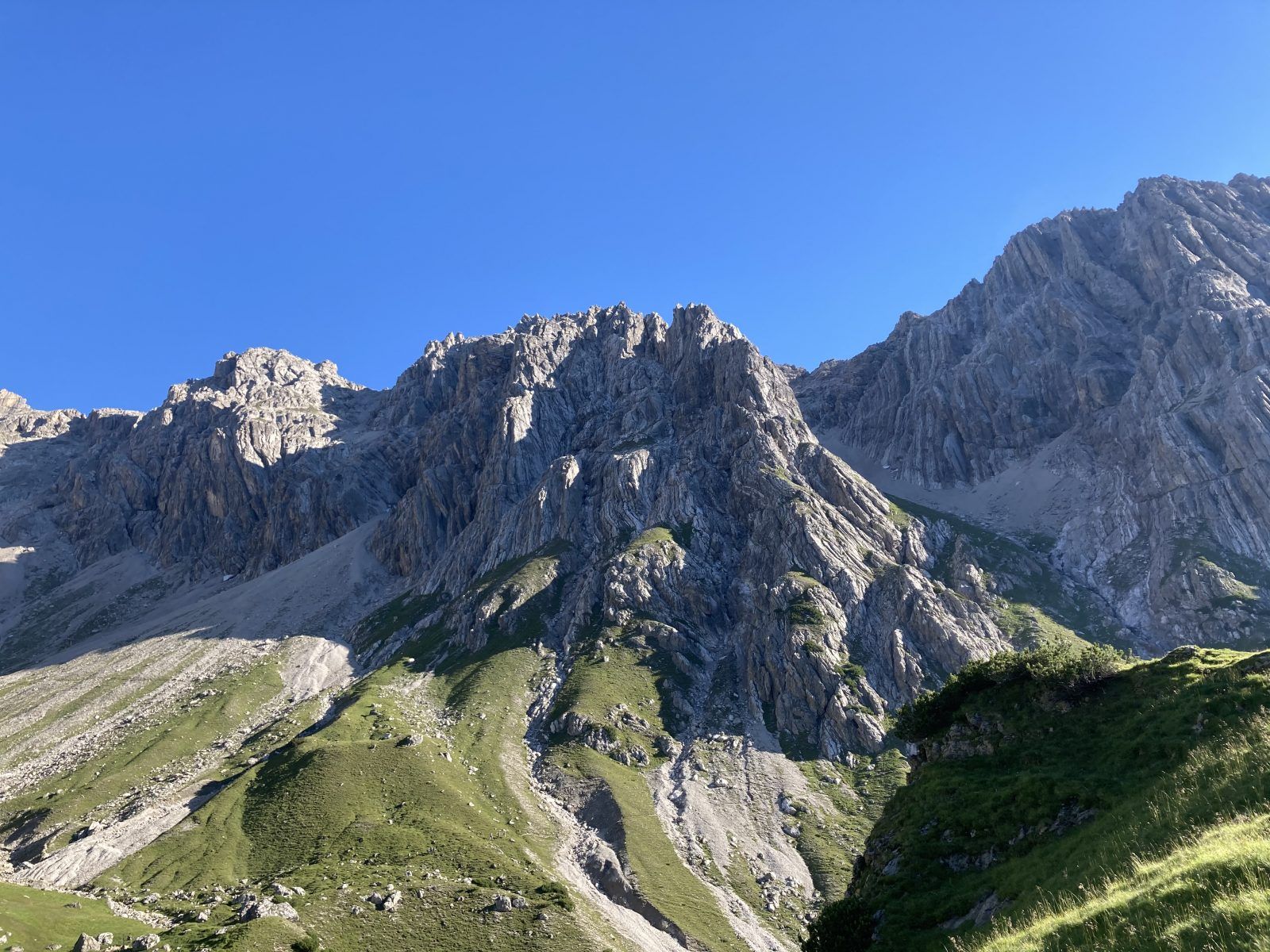 Blick auf Maldonkopf und Scharnitzköpfe