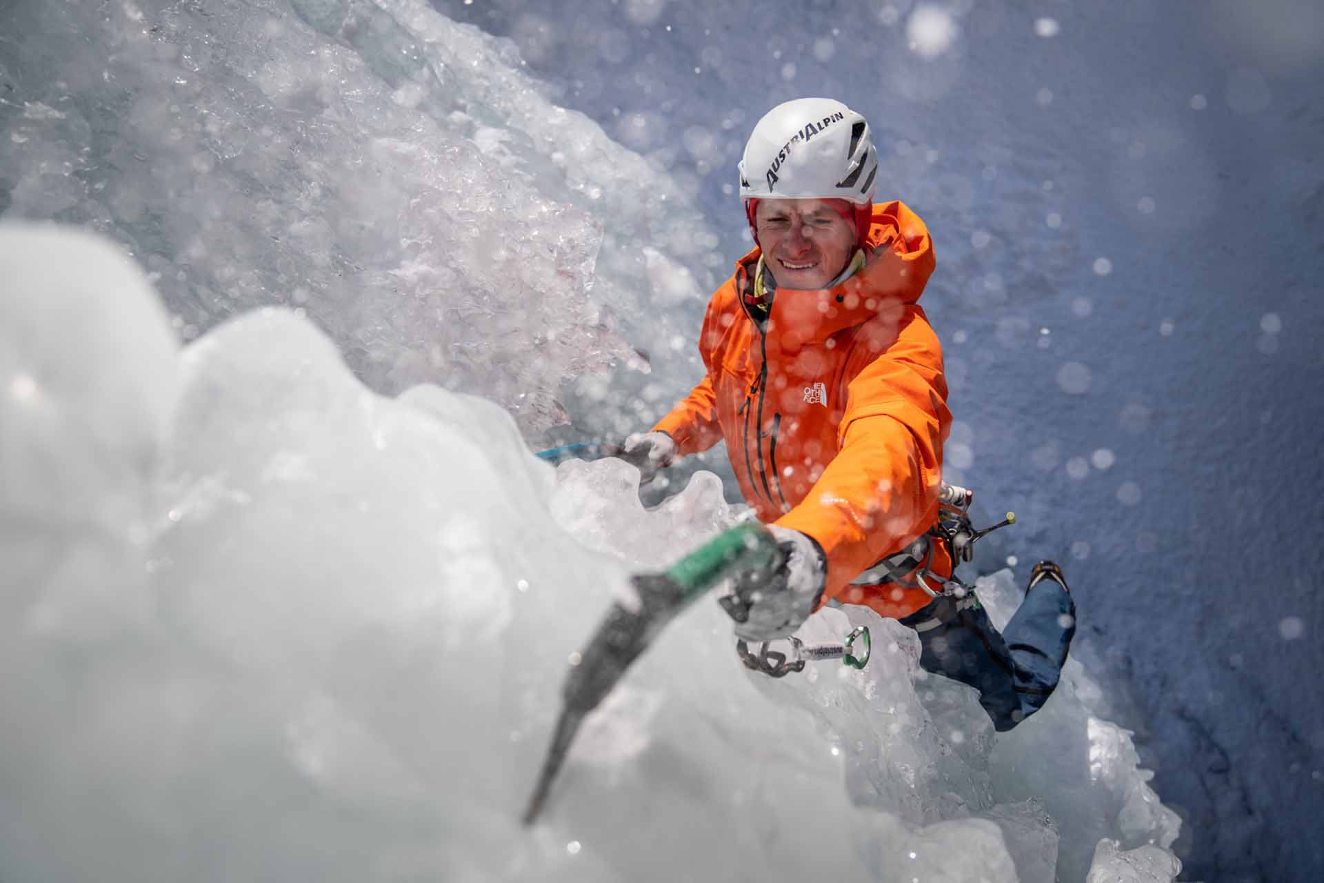 Ein Eiskletterer bringt seinen Eispickel in Position