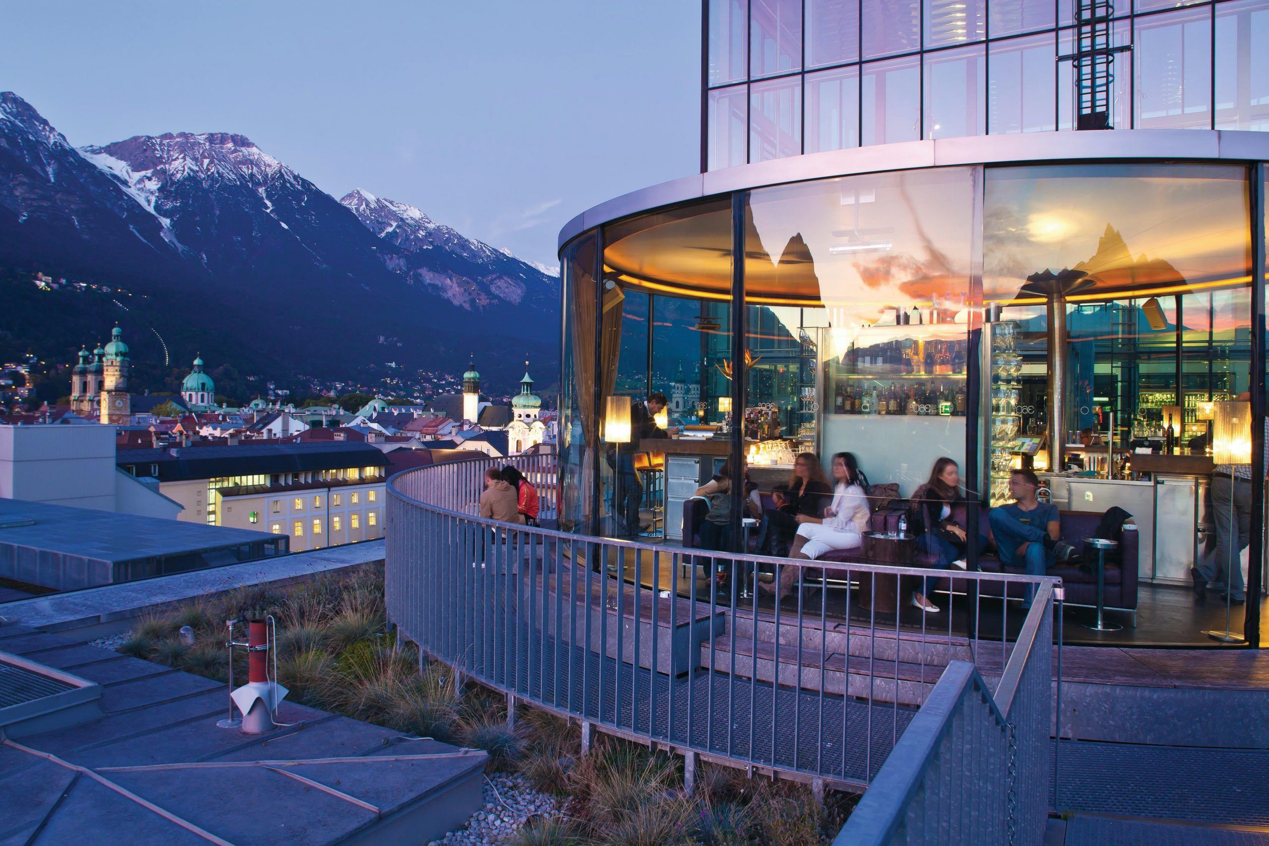 Dachterrasse der Weinbar 360 Grad über den Dächern von Innsbruck