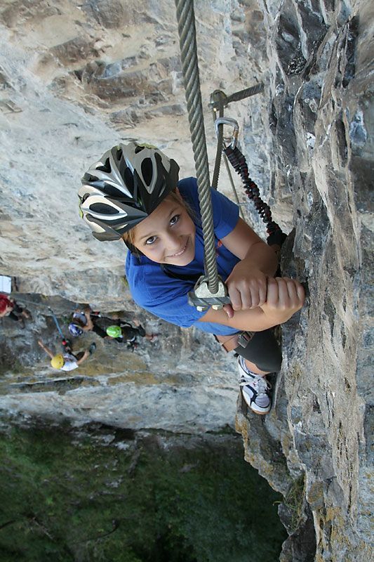 Klettersteiggeher an der Steinwand am Eingang des Pitztals