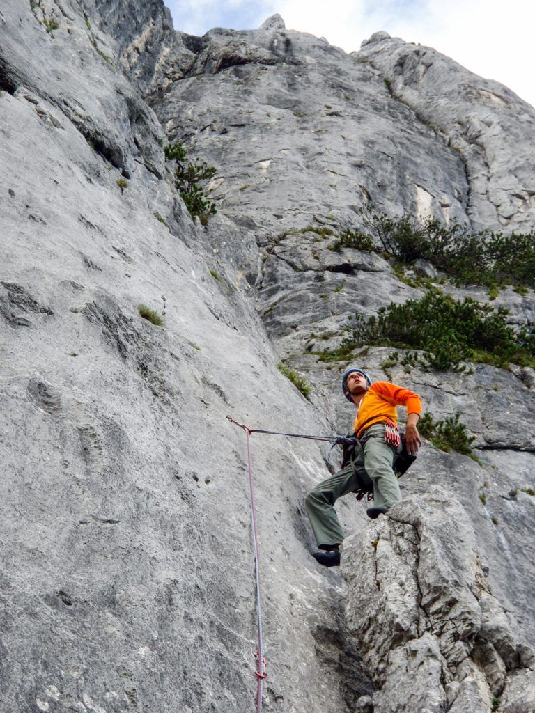 Mann beim Klettern in der Zentralen Waidringer Steinplatte