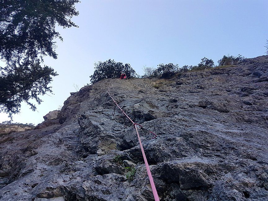Kletterin am Ausstieg einer Route am Bärenkopf, das Seil hängt in der Wand