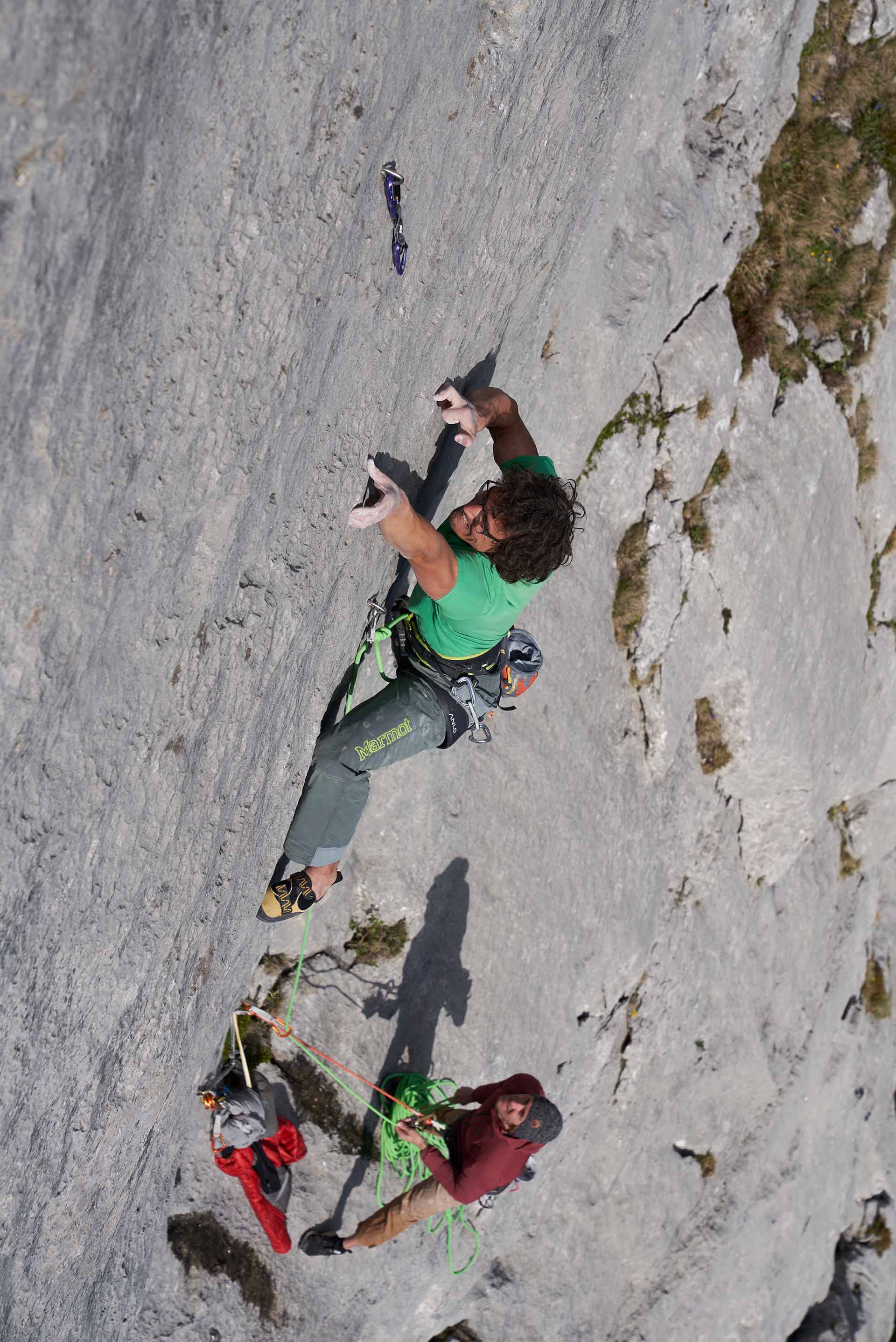 Das Bild zeigt zwei Sportler beim Mehrseillängen Klettern in einer steilen Wand