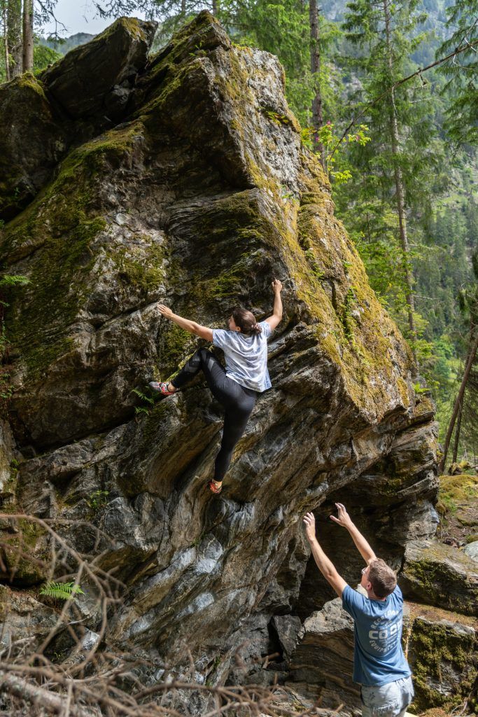 Teilnehmende beim Felsbouldern am Mandlers Boden im Pitztal