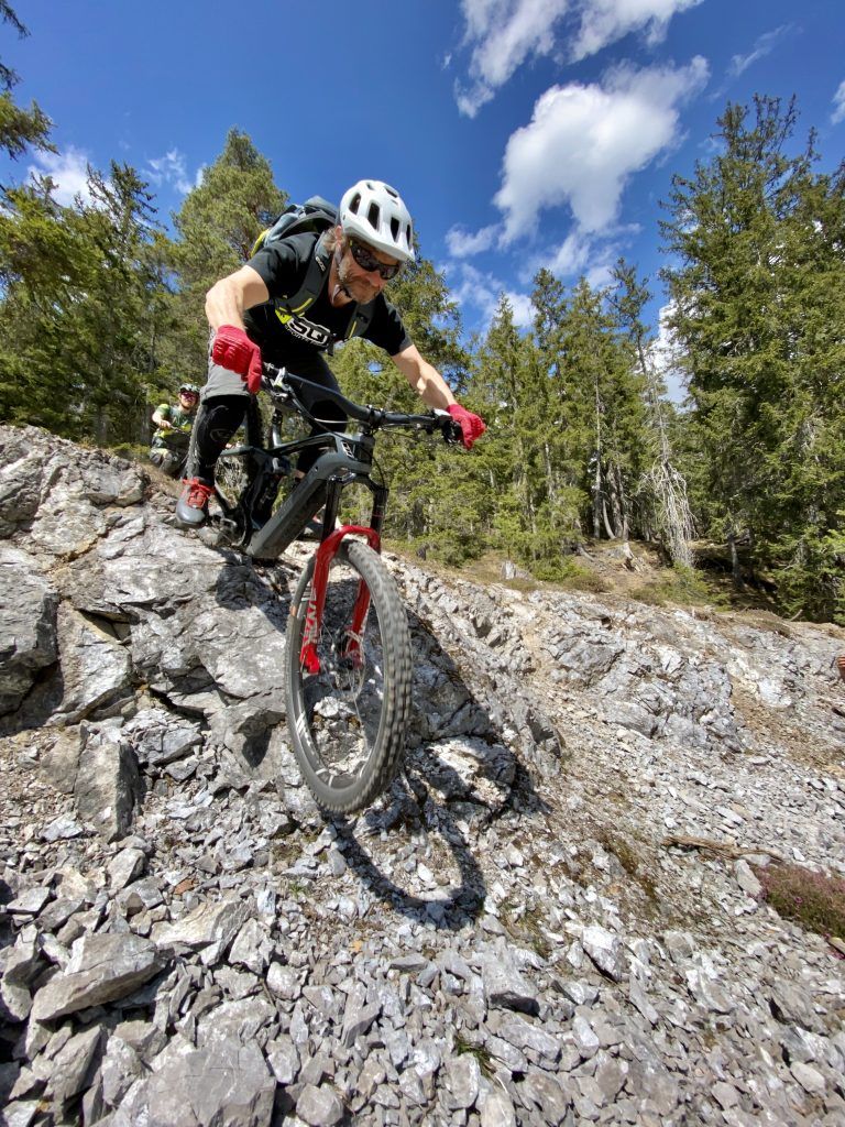 Picco fährt mit dem E-Mountainbike in steilem Gelände
