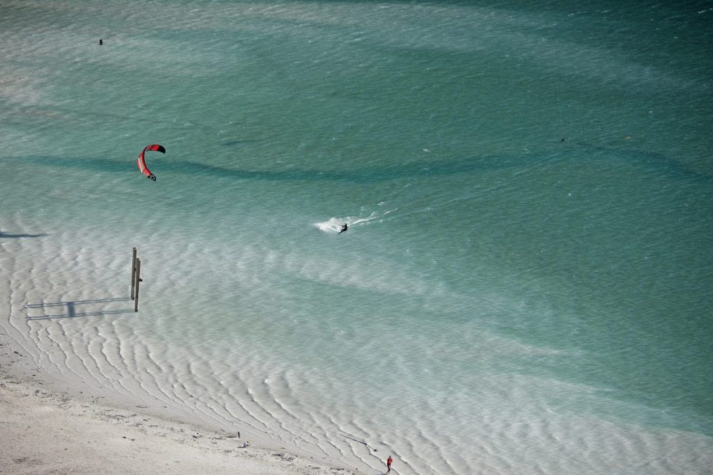 Kitesurfer mit buntem Schirm auf dem Achensee