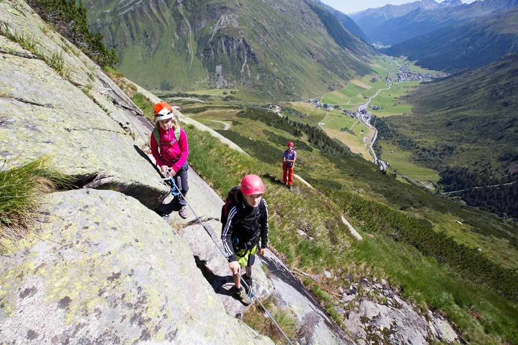 Klettersteiggeher am Familienklettersteig Little Ballun in Galtür, im Hintergrund das Paznaun