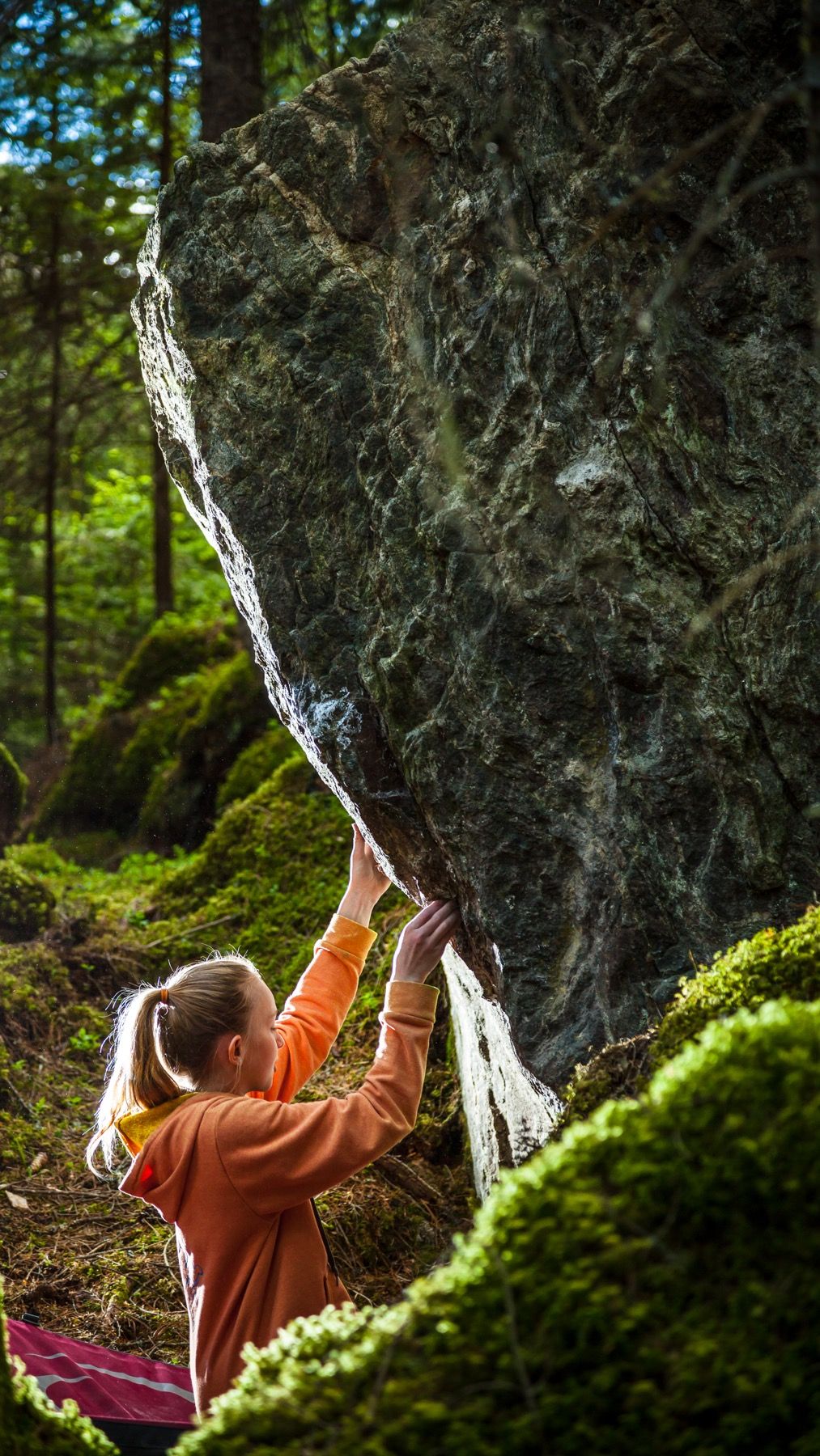 Boulderer an einem Felsblock im Bouldergebiet Mandlers Boden im Pitztal