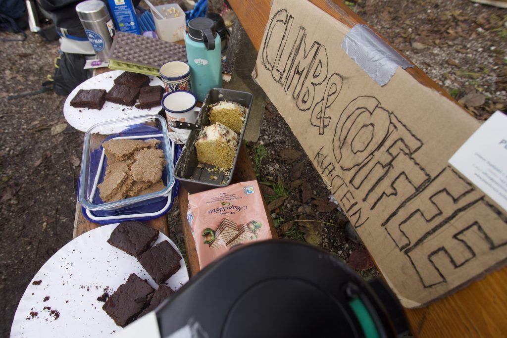 Climbers Coffee in Kufstein: Kletterer bei Kaffee und Kuchen am Kaiseraufstieg