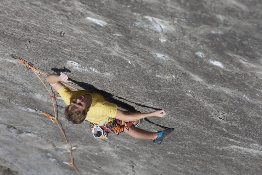Kletterin an kleinen Leisten im Klettergebiet Starkenbach
