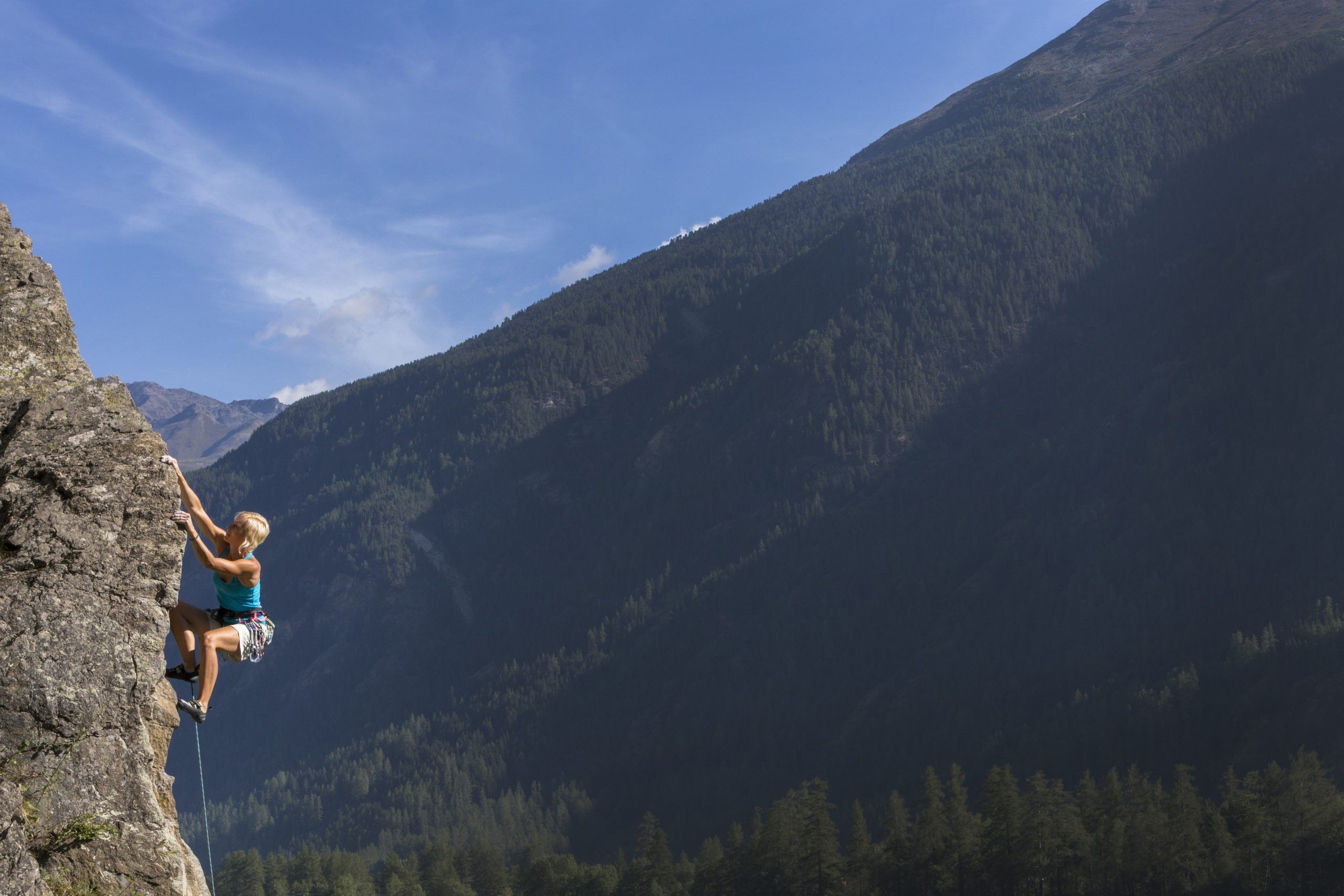 Kletterinnen und Kletterer im Klettergarten Oberried bei Längenfeld im Ötztal