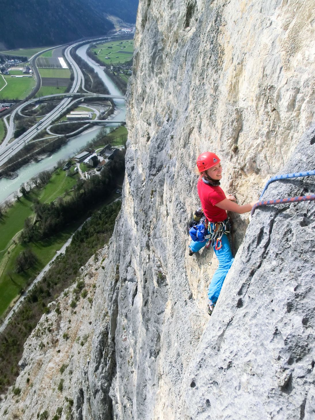 Kletterer in der Route Tschi-Tschi an der Martinswand hoch über dem Inntal