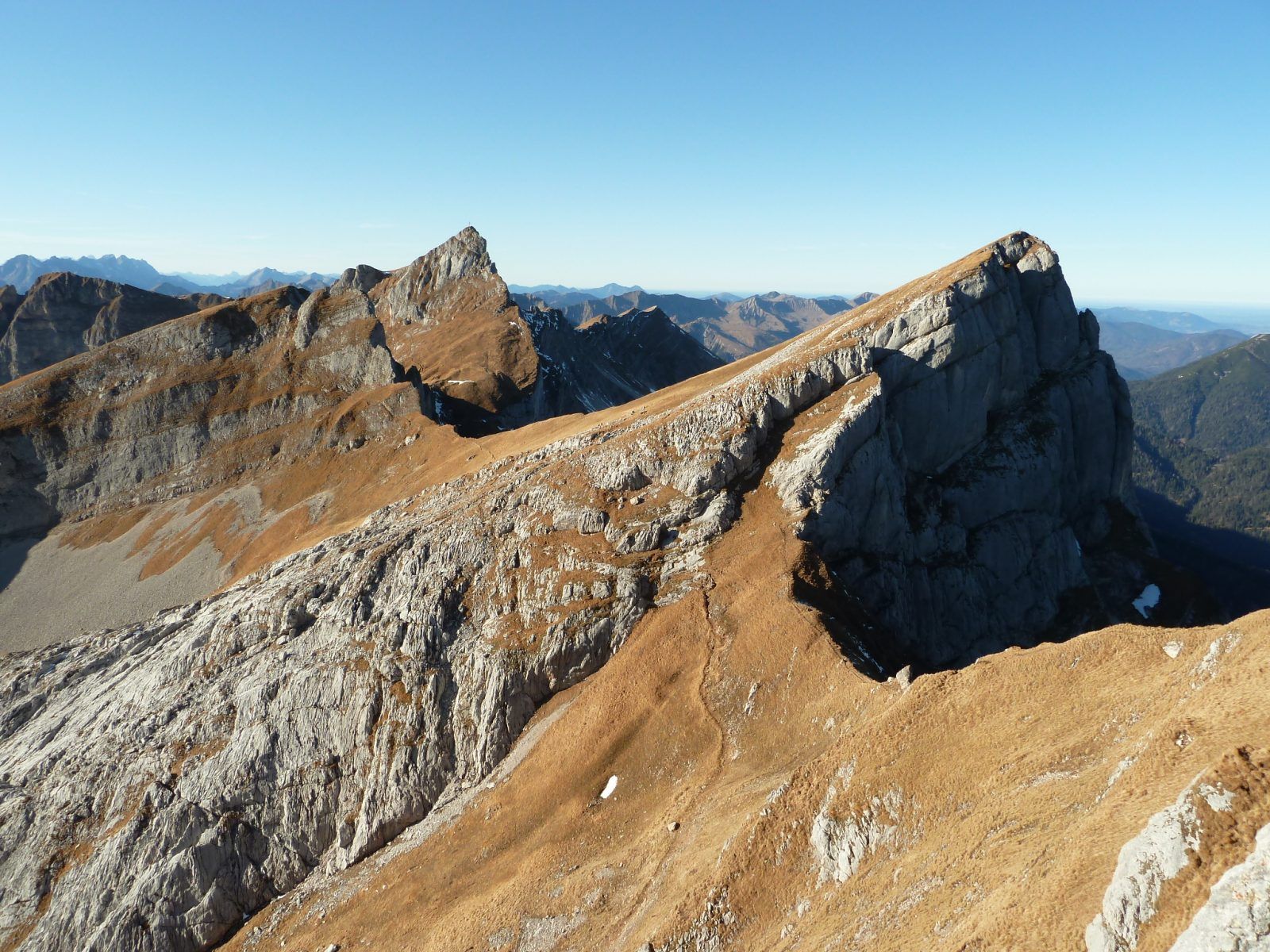 Klettersteiggeher am 5-Gipfel-Klettersteig im Rofan über dem Achensee