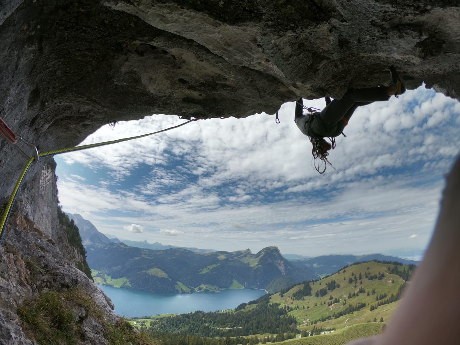 Kletterin in einem Überhang