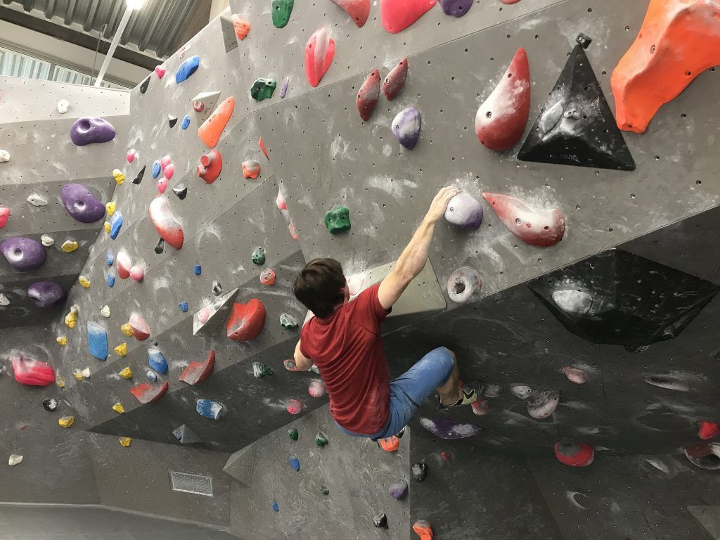 Kletterer trainiert die Maximalkraft beim Bouldern