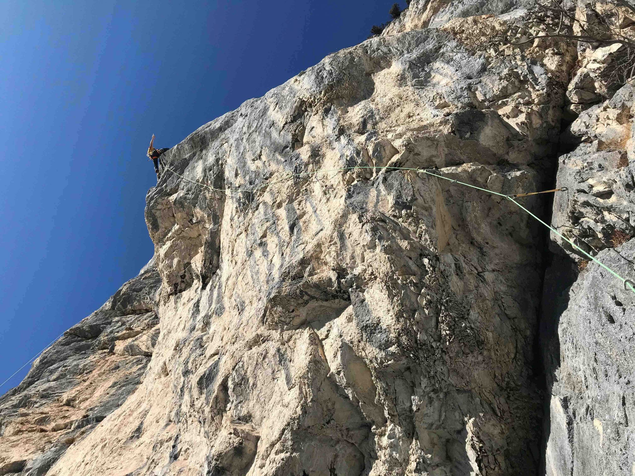 Kletterer in einer Mehrseillängenroute an der Chinesischen Mauer in der Leutasch